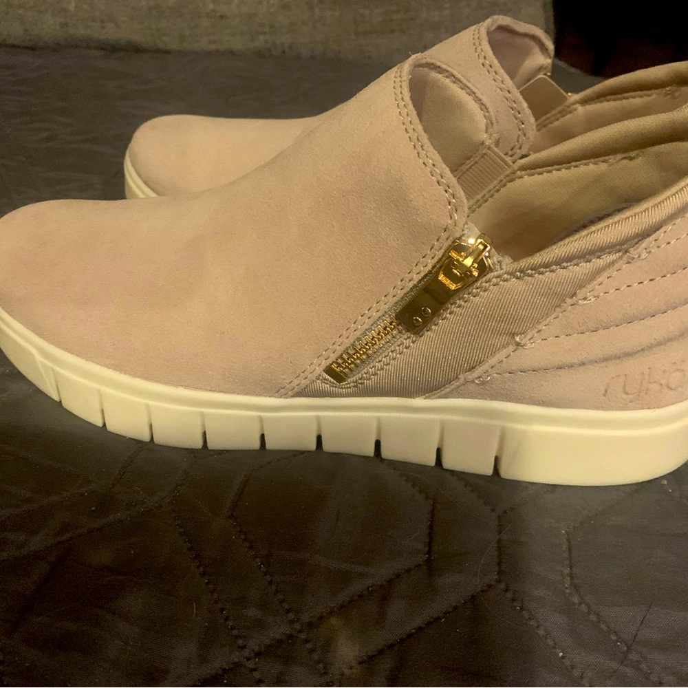 Women’s 8 Ryka’s Sneakers